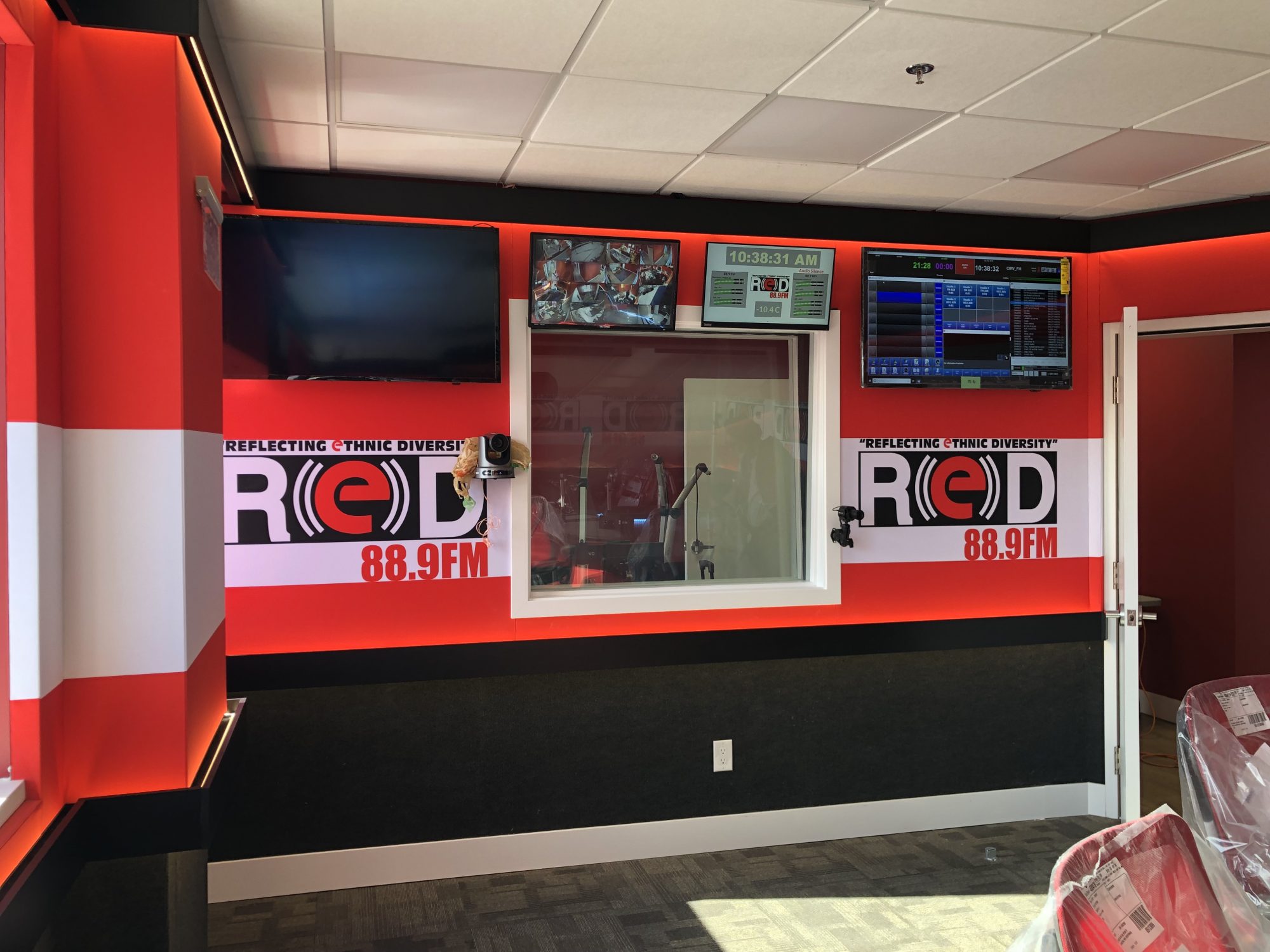 Red FM 88.9 Radio Station in Brampton 04 – technoarch